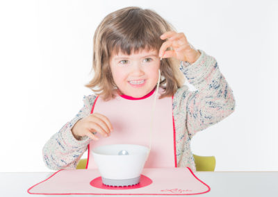 Lätzchen von LaLatz, rosa mit pink, Kind isst Nudeln