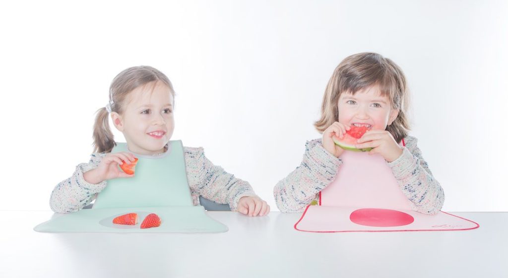 Zwei Kinder essen mit LaLatz am Tisch